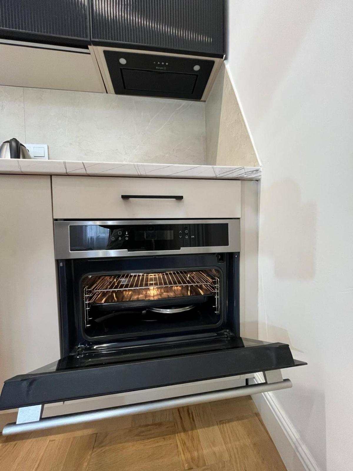 Favorit Apartments 1 Кім Безкоштовна Парковка Центр З Балконом Не Далеко Від Ж Д Вокзалу Звітні Документи Lviv Ngoại thất bức ảnh